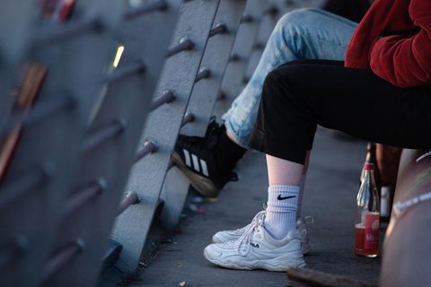 Jugendliche auf einer Brücke in Berlin