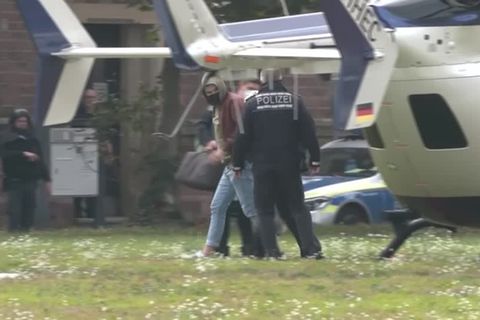 Video: "Reichsbürgerin" wegen Terrorismusverdachts festgenommen