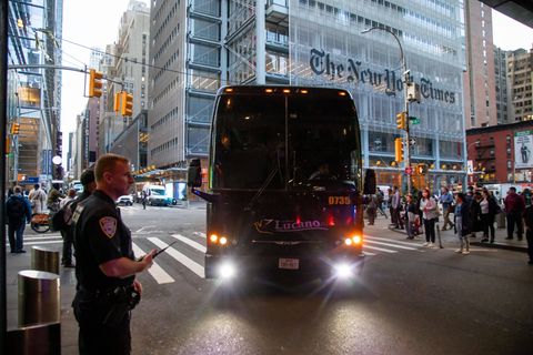 Ein Bus mit Migranten kommt am Port Authority Terminal in New York an.