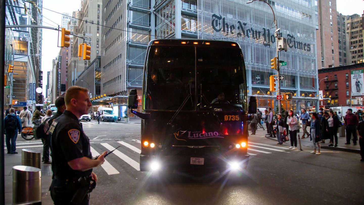Ein Bus mit Migranten kommt am Port Authority Terminal in New York an. Ein Bus mit Migranten kommt am Port Authority Terminal in New York an.