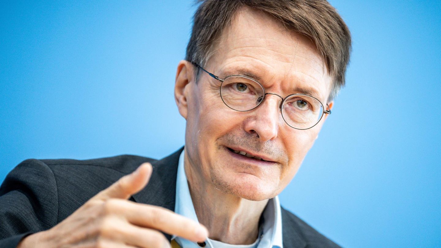 Bundesgesundheitsminister Karl Lauterbach (SPD) sorgt sich vor dem Winter um die Entwicklung der Corona-Lage