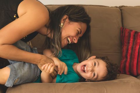 Mutter und Sohn lachen auf der Couch