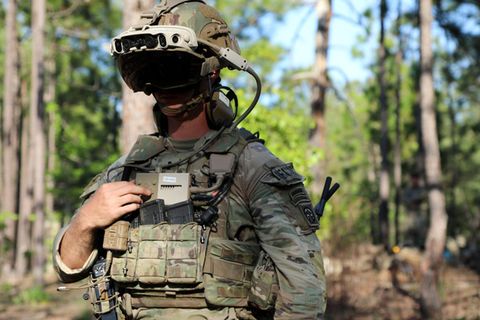 Ein Soldat mit einer Hololens