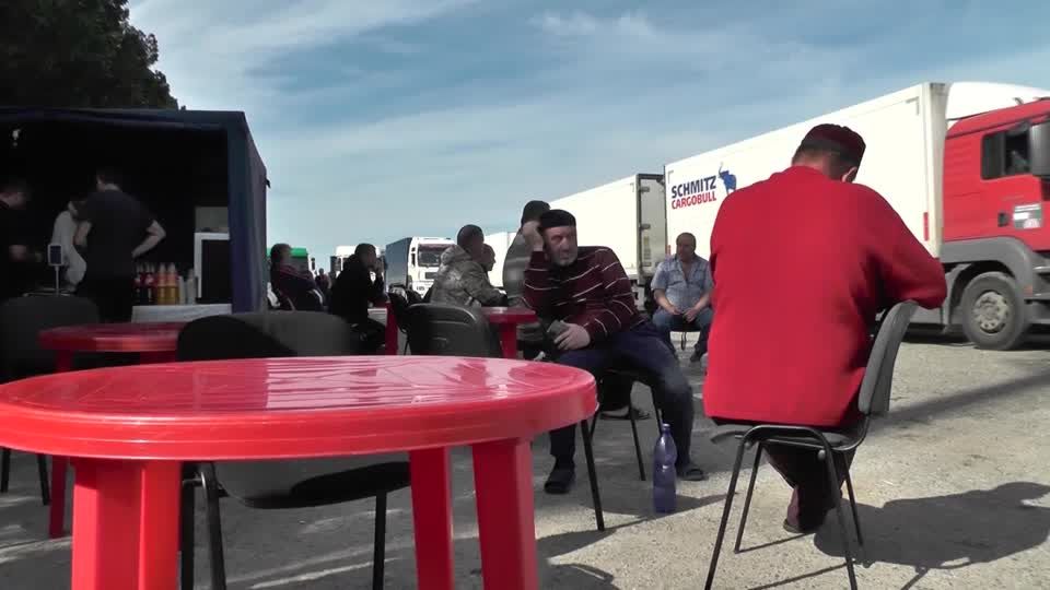 Video: Tagelange Wartezeiten für Lkw an der Krim-Brücke Video: Tagelange Wartezeiten für Lkw an der Krim-Brücke