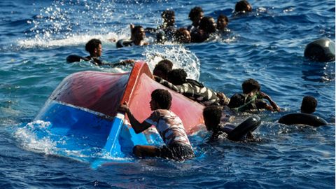 Flüchtlinge im Mittelmeer. Frontex soll Pushbacks unterstützt und vertuscht haben