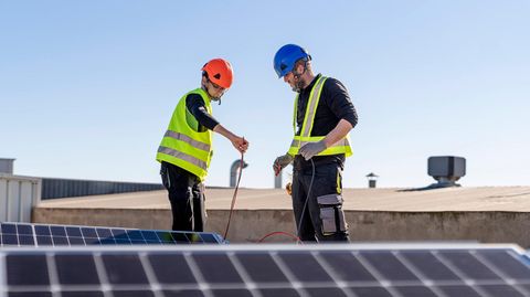 Elektroinstallateure montieren eine Solaranlage