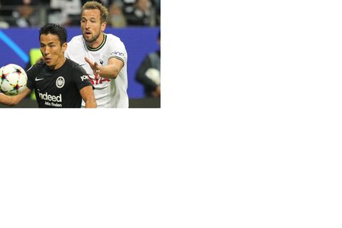 Makoto Hasebe im Duell mit Harry Kane