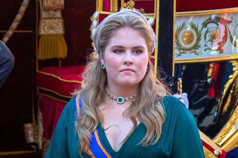 Die niederländische Kronprinzessin Amalia steht vor einer Kutsche