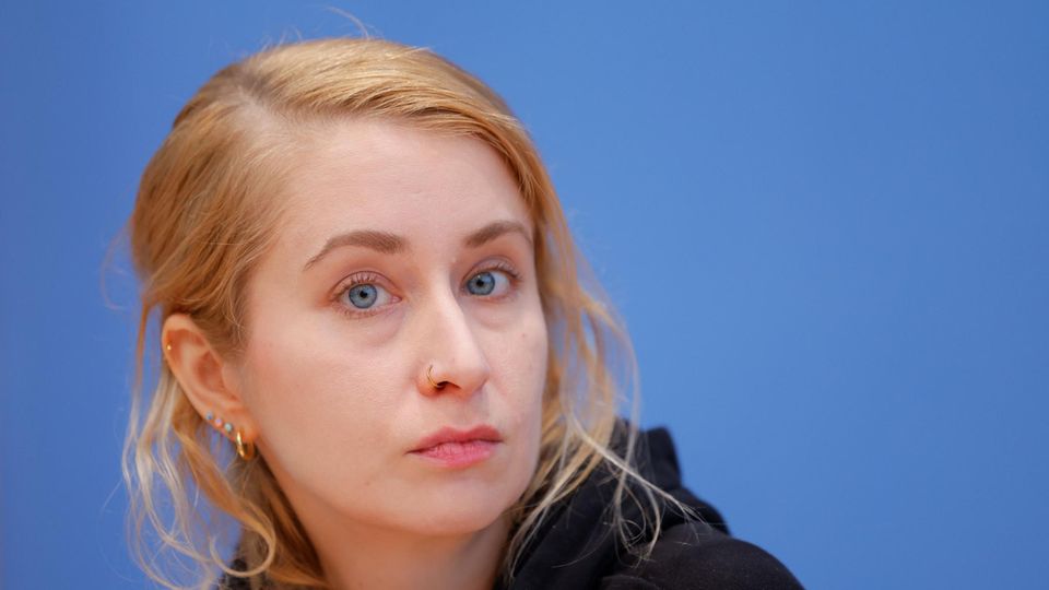 Autorin Margarete Stokowski hat auf einer Pressekonferenz ihr Leben mit Long Covid geschildert