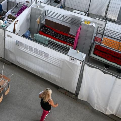 Diese Kreissporthalle in Radolfzell am Bodensee wurde zu einer Notunterkunft für ukrainische Flüchtlinge umfunktioniert.