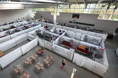 Diese Kreissporthalle in Radolfzell am Bodensee wurde zu einer Notunterkunft für ukrainische Flüchtlinge umfunktioniert.