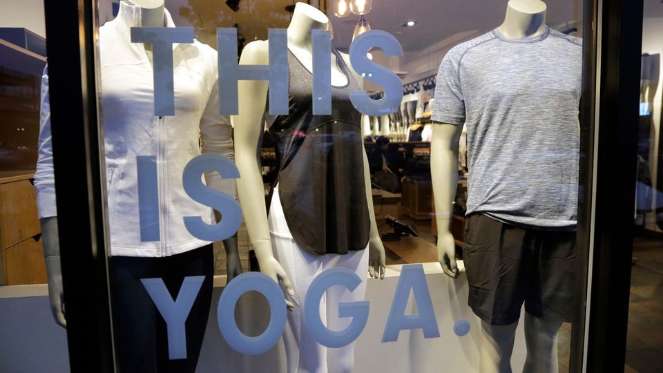 "This is Yoga"-Schriftzug auf einem Lululemon-Laden