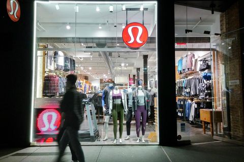 Ein Lululemon-Laden in New York bei Nacht