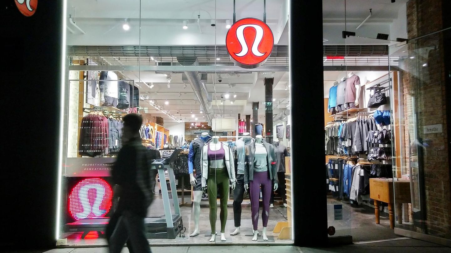 Ein Lululemon-Laden in New York bei Nacht