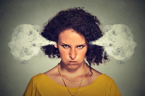 Eine Frau guckt wütend, aus ihren Ohren kommt Dampf.