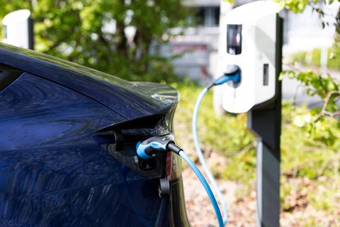Ein Elektroauto lädt an einer ladestation
