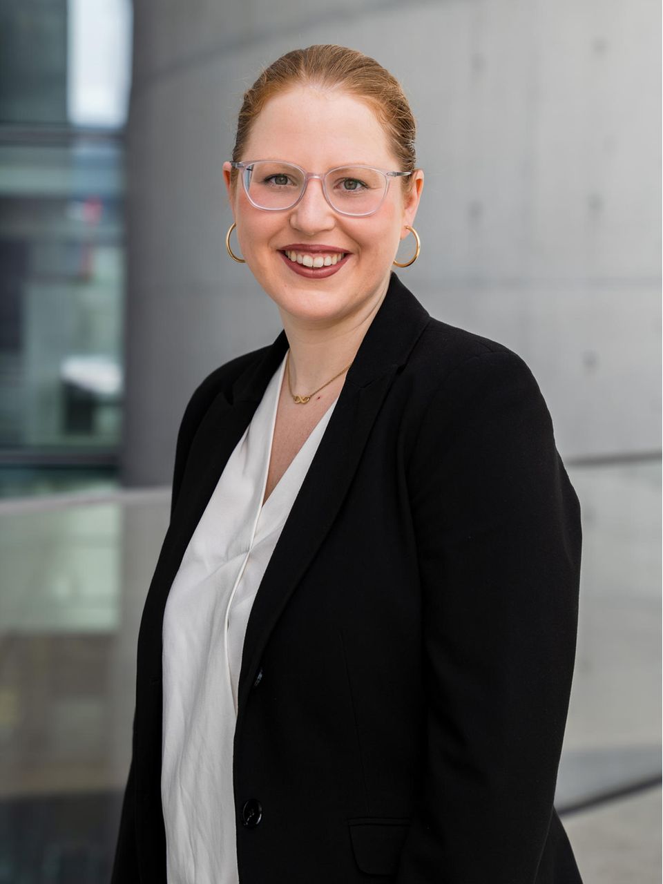 Katrin Helling-Plahr mit weißer Bluse und schwarzem Blazer