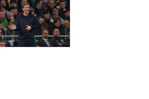 Eintracht-Chefcoach Oliver Glasner gibt von der Seitenlinie aus Anweisungen