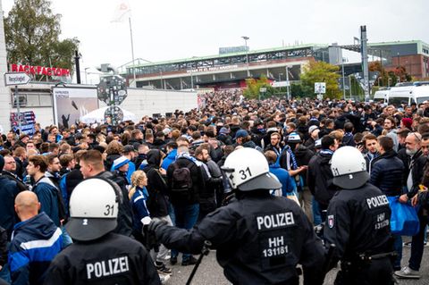 Hitzige Stimmung in Hamburg: Schon vor dem Hamburger Stadtderby kommt es zu Auseinandersetzungen mit der Polizei