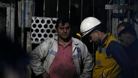 Bergleute und Rettungskräfte warten vor dem Bergwerk in Amasra.