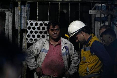 Bergleute und Rettungskräfte warten vor dem Bergwerk in Amasra.