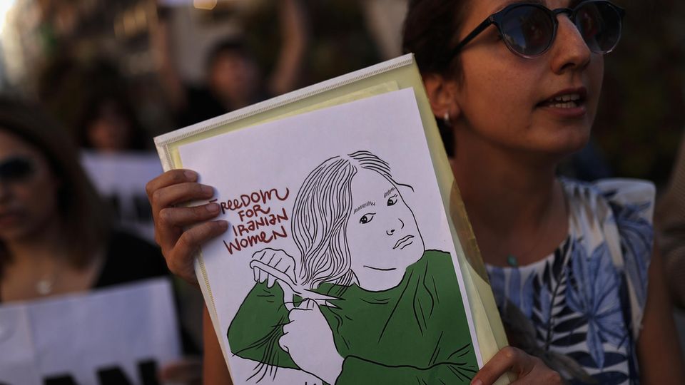 Frau protestiert in Spanien gegen das iranische Regime