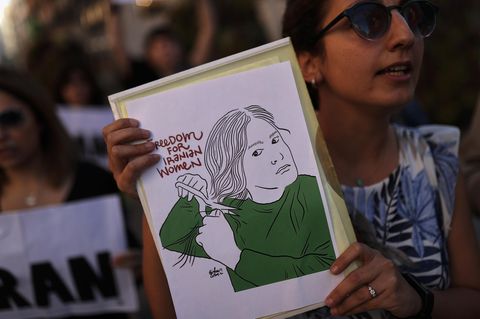 Frau protestiert in Spanien gegen das iranische Regime