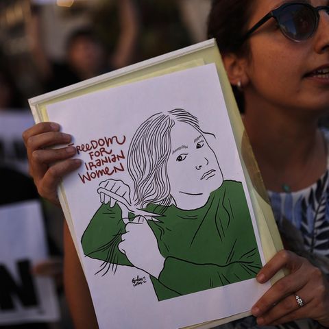 Frau protestiert in Spanien gegen das iranische Regime