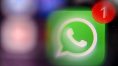Ein Handy mit dem Whatsapp-Logo