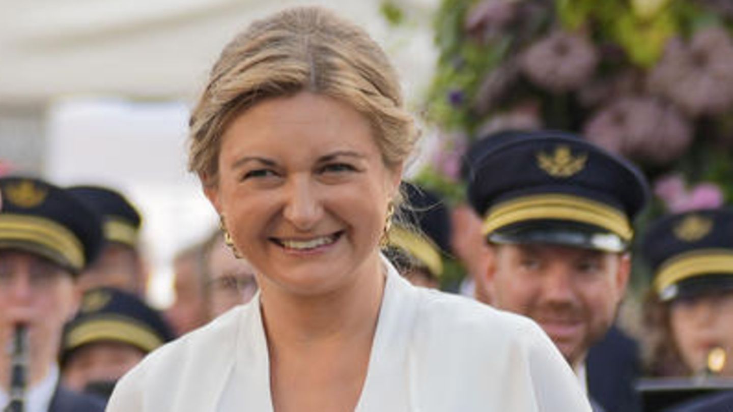 Stéphanie of Luxembourg shows her baby bump