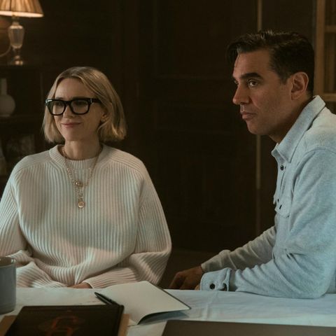 Naomi Watts und Bobby Cannavale sitzen an einem Tisch