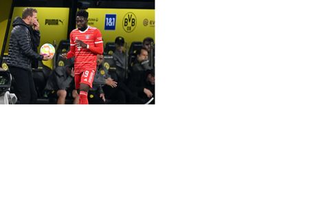 Bayern-Cheftrainer Julian Nagelsmann (l.) gibt Alphonso Davies den Ball