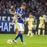 FC Schalke 04 – TSG Hoffenheim 0:3  Der Schalker Angreifer Simon Terodde lässt den Kopf hängen. Schalke steht nach der 0:3-Niederlage gegen kühl und souverän auftretende Hoffenheimer auf dem vorletzten Tabellenplatz. Der Aufsteiger hat bislang nicht nachgewiesen, dass er auf Bundesliga-Niveau bestehen kann. Trainer Franck Kramer steht zur Diskussion und erhält eine Gnadenfrist, obwohl allgemein mit seiner Entlassung gerechnet wurde. Vermutlich wird das nächste Woche der Fall sein.