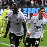 Eintracht Frankfurt – Bayer Leverkusen 5:1  Oje, Bayer Leverkusen. Die Krise setzt sich trotz des neuen Trainers Xabi Alonso fort. Für Kolo Muani (l.) und Jesper Lindström von Eintracht ist es hingegen ein Festtag. Die beiden Angreifer ragen beim Sieg der Eintracht heraus, die weiter in der Tabelle klettert und zumindest über Nacht auf dem 4. Rang steht.