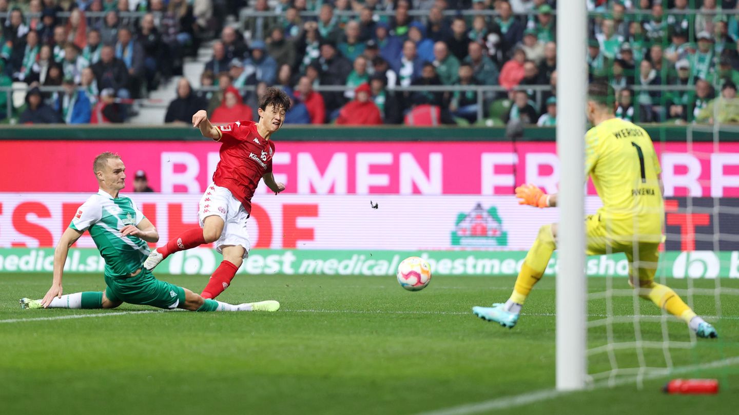 Fußball-Bundesliga, 10. Spieltag: Werder Bremen – 1. FSV Mainz 05 0:2 Der Mainzer Lee Jae-Song schießt das 1:0 im Bremer Weserstadion. Werder bleibt zu Hause schwach. Wieder kassiert das Team von Ole Werner eine Niederlage gegen einen Gegner, der defensiv stabil steht und sehr schnell umschaltet. Ähnlich sah es auch im Spiel gegen den FC Augsburg aus. Insgesamt hat Werder nun drei der fünf Heimspiele verloren. Werder Bremen – 1. FSV Mainz 05 0:2 Der Mainzer Lee Jae-Song schießt das 1:0 im Bremer Weserstadion. Werder bleibt zu Hause schwach. Wieder kassiert das Team von Ole Werner eine Niederlage gegen einen Gegner, der defensiv stabil steht und sehr schnell umschaltet. Ähnlich sah es auch im Spiel gegen den FC Augsburg aus. Insgesamt hat Werder nun drei der fünf Heimspiele verloren.