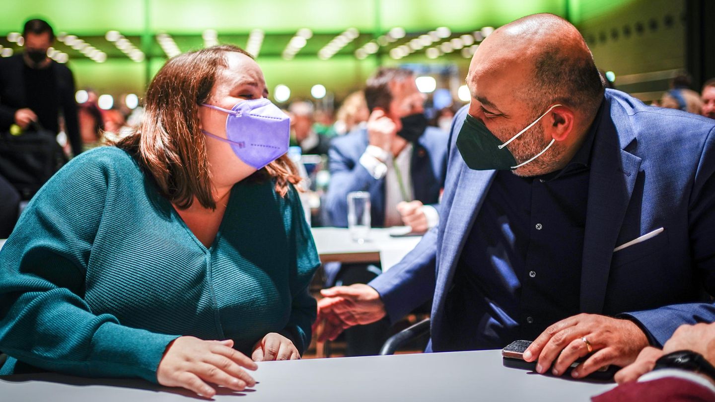 Die Grünen-Vorsitzenden Ricarda Lang und Omid Nouripour: "Wir tragen diese Demokratie" Die Grünen-Vorsitzenden Ricarda Lang und Omid Nouripour: "Wir tragen diese Demokratie"