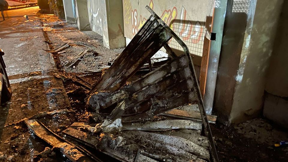 Schänden vor den Mauern des Ewin-Gefängnisses Schänden vor den Mauern des Ewin-Gefängnisses