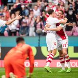 1. FC Köln – FC Augsburg 3:2  Steffen Tigges (rechts) feiert sein zweites Tor gegen den FC Augsburg. Es war gleichzeitig der Siegtreffer zum 3:2. Damit haben die Kölner nach viel sieglosen Spielen endlich mal wieder einen Erfolg eingefahren. Daneben benimmt sich nur Trainer Steffen Baumgart, der ein herzhaftes "Halt die Fresse" an die Augsburger Bank adressiert. Das ist deutlich über die Außenmikrophone zu hören. Später gibt sich Baumgart ganz brav: "Die Worte, die da gefallen sind, waren nicht die feine englische Art", sagt er nach dem Spiel. Sollte er damit jemanden beleidigt haben, ergänzte der 50-Jährige, "entschuldige ich mich".