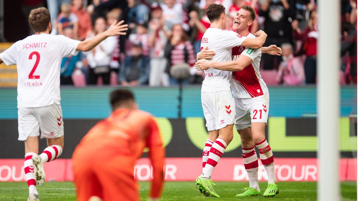 Fußball-Bundesliga, 10. Spieltag: 1. FC Köln – FC Augsburg 3:2 Steffen Tigges (rechts) feiert sein zweites Tor gegen den FC Augsburg. Es war gleichzeitig der Siegtreffer zum 3:2. Damit haben die Kölner nach viel sieglosen Spielen endlich mal wieder einen Erfolg eingefahren. Daneben benimmt sich nur Trainer Steffen Baumgart, der ein herzhaftes "Halt die Fresse" an die Augsburger Bank adressiert. Das ist deutlich über die Außenmikrophone zu hören. Später gibt sich Baumgart ganz brav: "Die Worte, die da gefallen sind, waren nicht die feine englische Art", sagt er nach dem Spiel. Sollte er damit jemanden beleidigt haben, ergänzte der 50-Jährige, "entschuldige ich mich". 1. FC Köln – FC Augsburg 3:2 Steffen Tigges (rechts) feiert sein zweites Tor gegen den FC Augsburg. Es war gleichzeitig der Siegtreffer zum 3:2. Damit haben die Kölner nach viel sieglosen Spielen endlich mal wieder einen Erfolg eingefahren. Daneben benimmt sich nur Trainer Steffen Baumgart, der ein herzhaftes "Halt die Fresse" an die Augsburger Bank adressiert. Das ist deutlich über die Außenmikrophone zu hören. Später gibt sich Baumgart ganz brav: "Die Worte, die da gefallen sind, waren nicht die feine englische Art", sagt er nach dem Spiel. Sollte er damit jemanden beleidigt haben, ergänzte der 50-Jährige, "entschuldige ich mich".