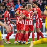 1. FC Union Berlin – Borussia Dortmund 2:0  Die Eisernen sind obenauf. Hier jubeln sie nach dem 1:0-Führungstreffer durch Janik Haberer. Noch in der ersten Halbzeit erzielen sie das 2:0 und verteidigen die Führung bis zum Ende des Spiels. Dem enttäuschenden BVB fällt trotz der Rückkehr von Kapitän Marco Reus in der Offensive nichts ein. Der Aufstieg der Eisernen bedeutet den Abstieg der Dortmunder, die nur noch auch dem 8. Tabellenplatz stehen.