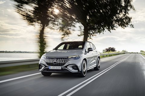 Der Mercedes EQE SUV fährt auf einer Straße
