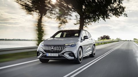 Der Mercedes EQE SUV fährt auf einer Straße