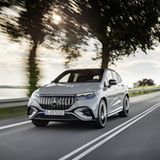Der Mercedes EQE SUV fährt auf einer Straße