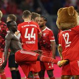 FC Bayern München – SC Freiburg 5:0  Der SC Freiburg, der bislang in der Tabelle vor den Bayern rangierte, holt sich eine echte Abreibung in München ab. Für die Tore der hoch überlegenden Bayern sorgen Gnabry, Choupo-Motin, Sané, Mané und Sabitzer. Mit dem Sieg zieht das Team von Julian Nagelsmann an den Breisgauern vorbei auf den zweiten Rang. Angreifer Mané nimmt die dolle Stimmung danach zum Anlass, Berni, dem Bayern-Maskottchen, einen sanften Tritt in den Hintern zu verpassen – natürlich im Spaß. Andere Bilder zeigen, wie sich beide herzlich umarmen. So gesehen ist also alles in bester Ordnung bei den Bayern.