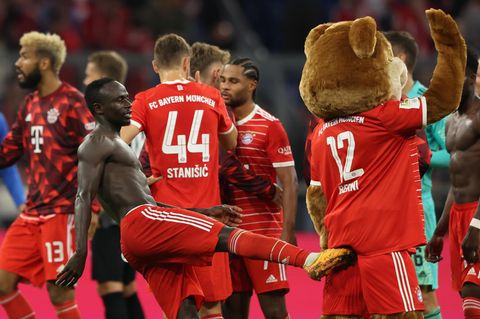 FC Bayern München – SC Freiburg 5:0  Der SC Freiburg, der bislang in der Tabelle vor den Bayern rangierte, holt sich eine echte Abreibung in München ab. Für die Tore der hoch überlegenden Bayern sorgen Gnabry, Choupo-Motin, Sané, Mané und Sabitzer. Mit dem Sieg zieht das Team von Julian Nagelsmann an den Breisgauern vorbei auf den zweiten Rang. Angreifer Mané nimmt die dolle Stimmung danach zum Anlass, Berni, dem Bayern-Maskottchen, einen sanften Tritt in den Hintern zu verpassen – natürlich im Spaß. Andere Bilder zeigen, wie sich beide herzlich umarmen. So gesehen ist also alles in bester Ordnung bei den Bayern.