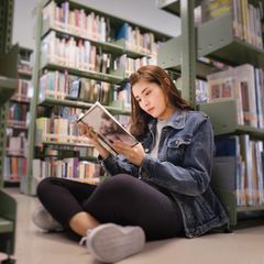 Frau liest ein Buch