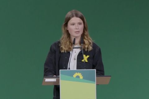 Video: Luisa Neubauer kritisiert die Grünen und erntet tosenden Applaus