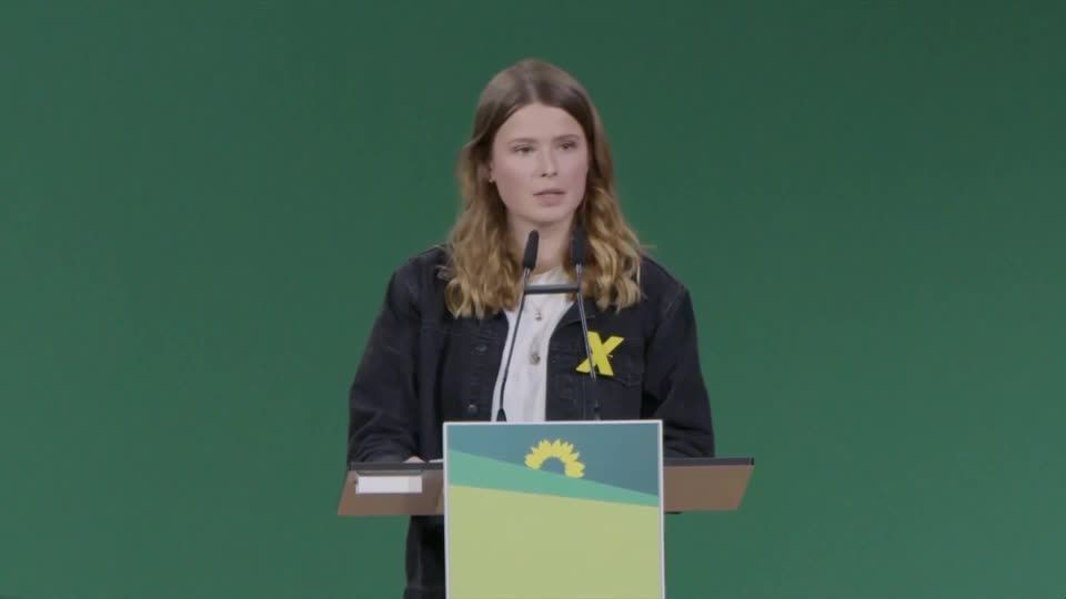 Video: Luisa Neubauer kritisiert die Grünen und erntet tosenden Applaus Video: Luisa Neubauer kritisiert die Grünen und erntet tosenden Applaus