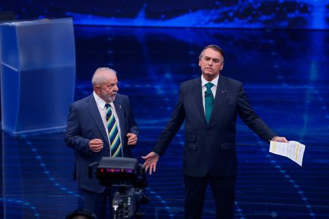 Brasiliens ehemaliger Präsident Luiz Inacio Lula da Silva (l.), der erneut für das Amt kandidiert, steht neben Jair Bolsonaro, Präsident von Brasilien, in einer Präsidentschaftsdebatte im Fernsehsender Bandeirantes gegenüber
