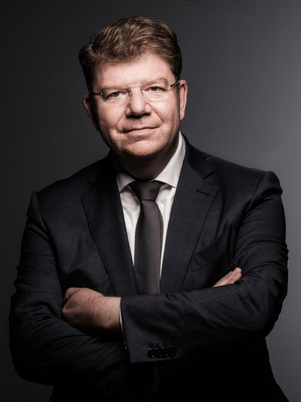 Christoph Knauer mit weißem Hemd, grauer Krawatte und schwarzem Sacko